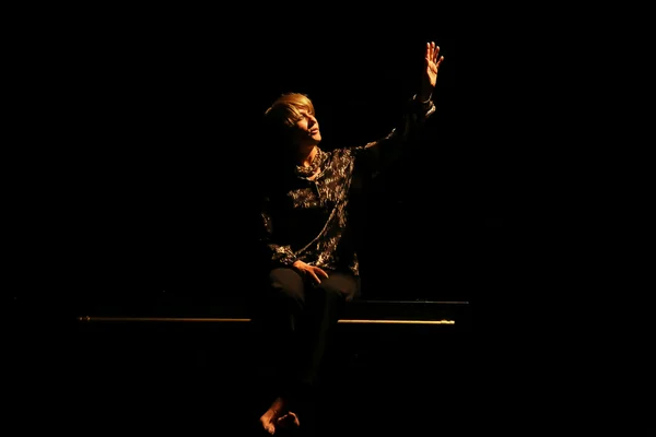 Caroline Loeb dans une mise en scène théâtrale pour « Françoise par Sagan ».