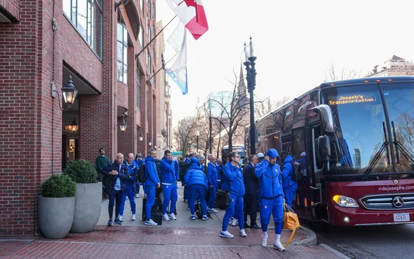 Les Bleus en survêtements devant leur bus, à leur arrivée à Boston.