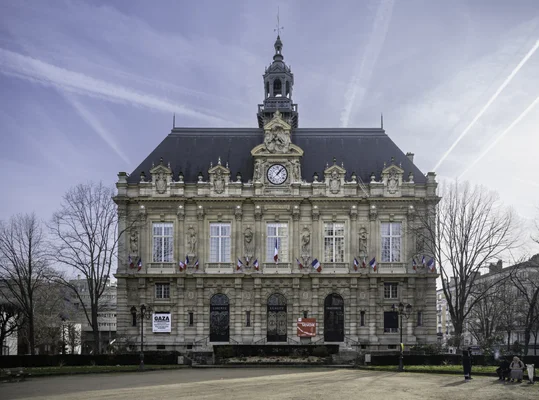 L'hôtel de ville d'Ivry-sur-Seine, symbole de l'administration municipale.