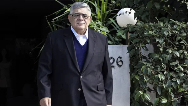 Níkos Michaloliákos, chef d'Aube Dorée, à sa sortie de prison après sa libération conditionnelle.