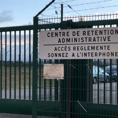 Entrée d'un centre de rétention administrative, lieu d'application de la loi « Philippine».