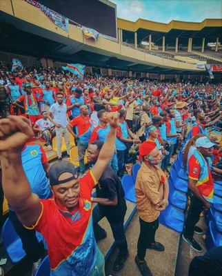 Supporters congolais célébrant lors des qualifications pour la Coupe du Monde 2026 au Stade des Martyrs