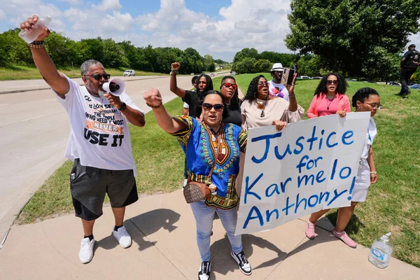 Manifestants réclamant justice pour Karmelo Anthony lors d'un rassemblement en extérieur