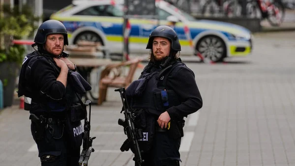 Des policiers sécurisent une rue à Stade après une fusillade meurtrière.