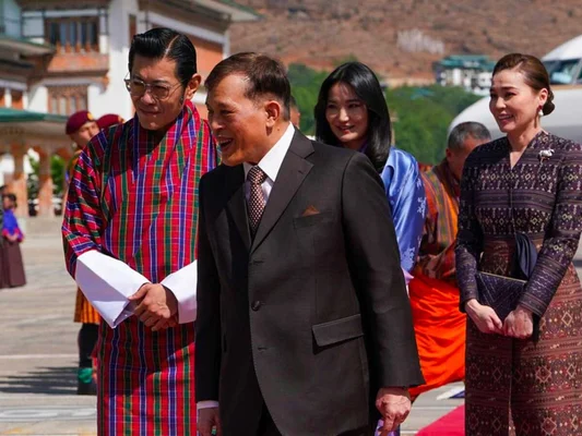Le roi de Thaïlande et le roi du Bhoutan lors d'une visite d'État au Bhoutan.