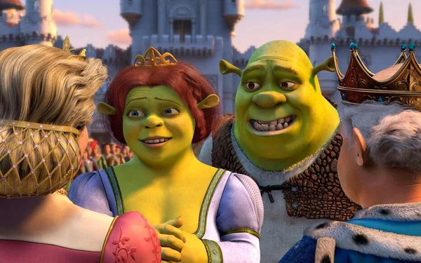 Fiona et Shrek devant un château, face à deux personnages de dos.