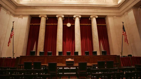 L'intérieur de la salle d'audience de la Cour suprême, avec ses colonnes de marbre et ses drapeaux américains.
