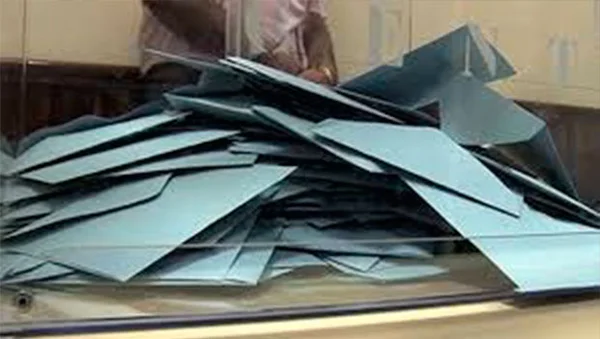 Des bulletins de vote en attente de distribution.