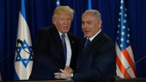 Donald Trump et Benjamin Netanyahu échangeant une poignée de main lors d'une rencontre officielle.
