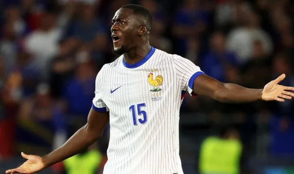 Ibrahima Konaté sous le maillot de l'équipe de France, faisant un geste lors d'un match.