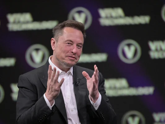 Elon Musk s'exprimant lors de l'événement VIVA Technology.