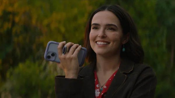 Zoey Deutch dans une scène du film 'Voicemails for Isabelle'