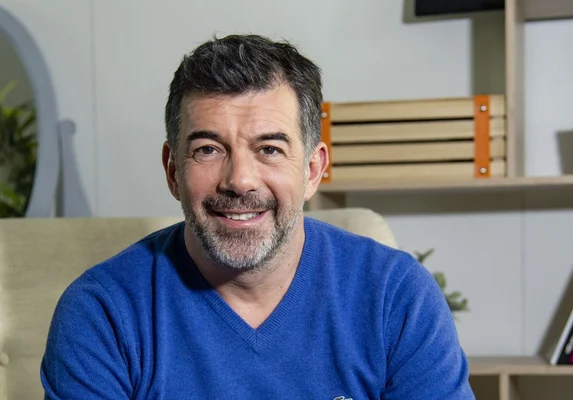 Stéphane Plaza dans un portrait souriant, hommage à sa mère décédée.