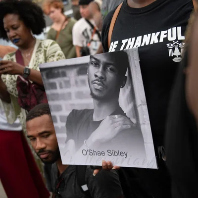 Portrait d'O'Shae Sibley brandi lors d'une veillée en son honneur.