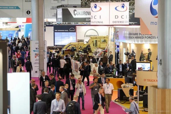 Allée du salon Eurosatory bondée, où la justice a donné raison à un journaliste contre la décision du ministère de l'Intérieur.