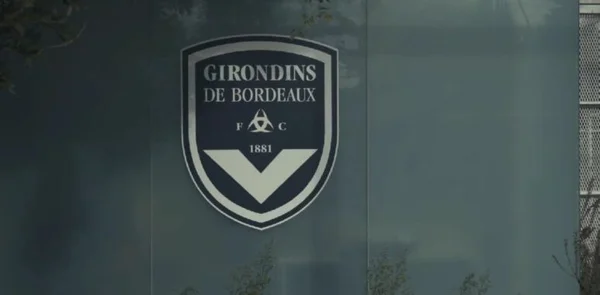 Blason des Girondins de Bordeaux apposé sur une vitre du siège du club.