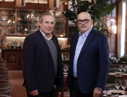 Portrait de deux hommes d'affaires dans un restaurant, dont l'industriel Walter Butler (à droite).