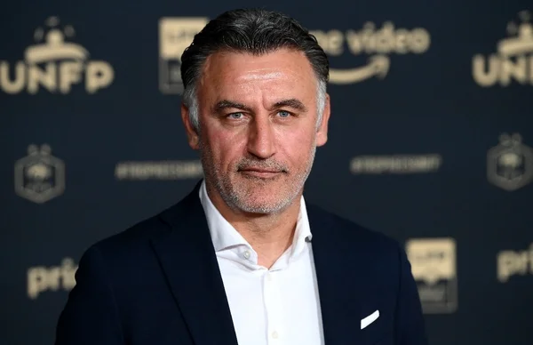Guy Roux, figure emblématique du football français, photographié en extérieur.