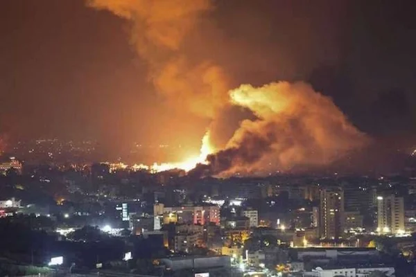 Incendie et panache de fumée au-dessus de la zone industrielle de Ras Laffan la nuit.
