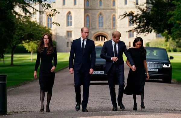 William, Kate, Harry et Meghan marchant ensemble lors d'un hommage à la reine Elizabeth II.