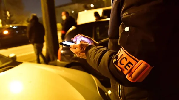 Personne avec un brassard 'ICE' sur les lieux d'une fusillade nocturne à Nantes.