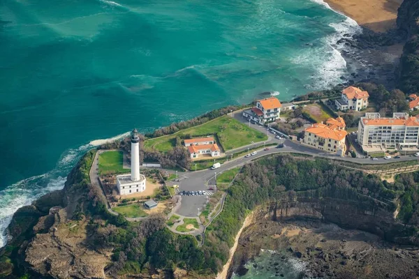 Vue aérienne du phare de Biarritz, situé sur un promontoire rocheux surplombant l'océan.