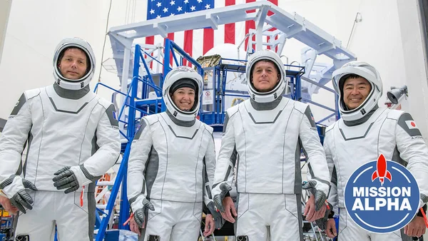 Quatre astronautes de la mission Alpha en combinaison SpaceX devant le pas de tir.
