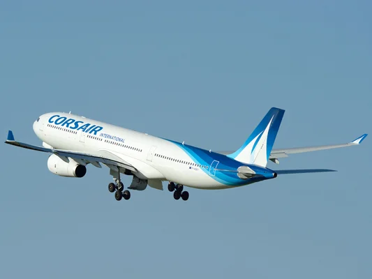 Un Airbus A330 de Corsair en phase d'atterrissage, train sorti.