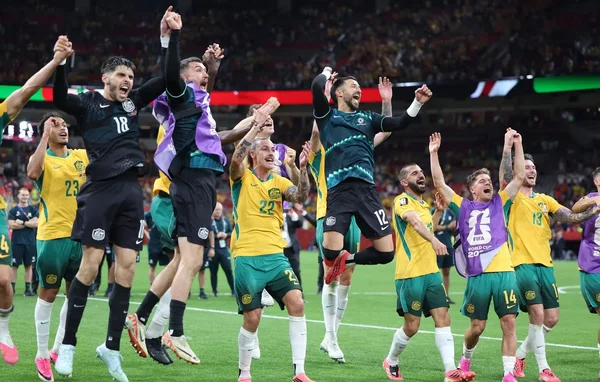 Les joueurs australiens célèbrent leur victoire surprise lors de la troisième journée du Mondial 2026.