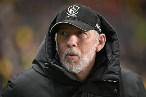 Éric Roy, casquette à logo pirate, lors d'un déplacement.