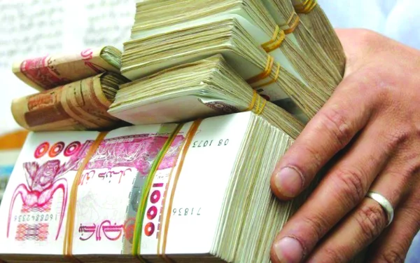 Liasse de billets de banque, symbole des flux financiers liés au blanchiment d'argent.