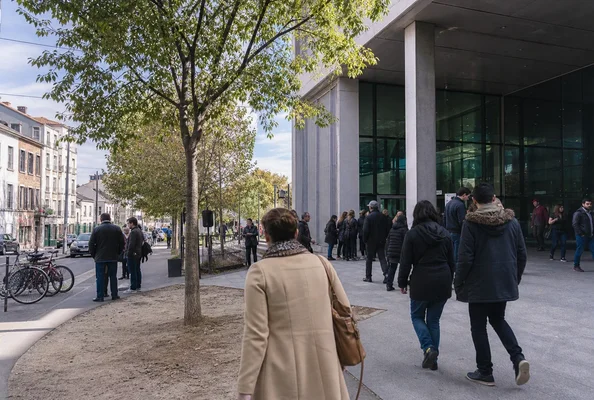 Participants se dirigeant vers le lieu du meeting de Raphaël Glucksmann aux Docks d'Aubervilliers.