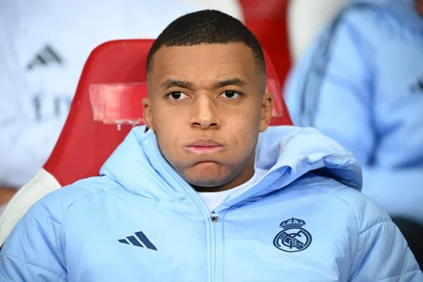 Le sosie égyptien de Kylian Mbappé dans une salle de sport, maillot du PSG sur le dos.