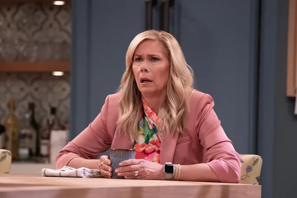 Leanne Morgan dans une scène de la saison 2, assise dans une cuisine avec une expression soucieuse.