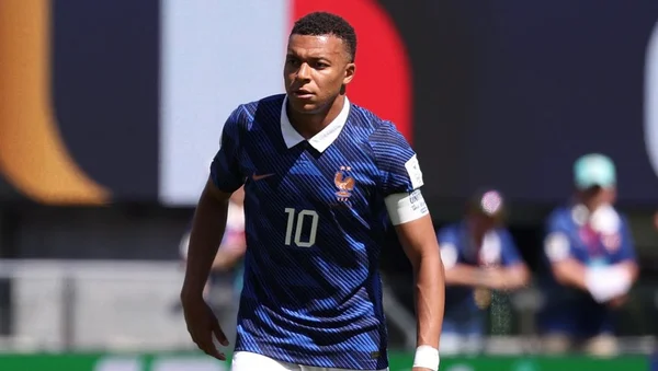 Kylian Mbappé en action lors du match France-Sénégal.