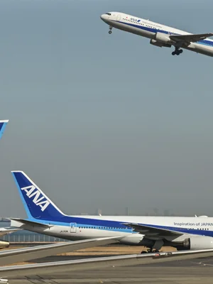 Deux Boeing 777 d'All Nippon Airways à l'aéroport.