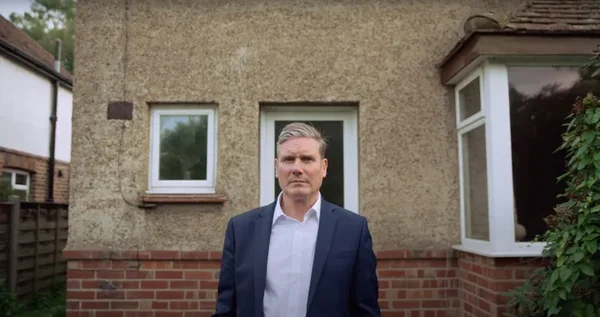 Keir Starmer devant la maison de son enfance, dans un reportage du Guardian.
