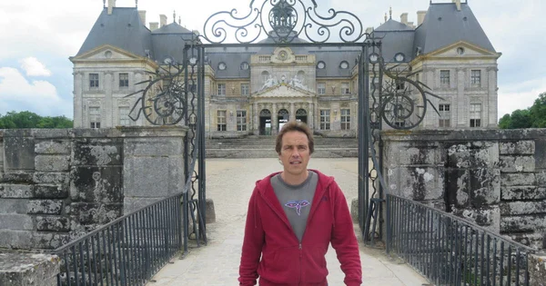 Alexandre de Vogüé, châtelain de Vaux-le-Vicomte, devant le château.