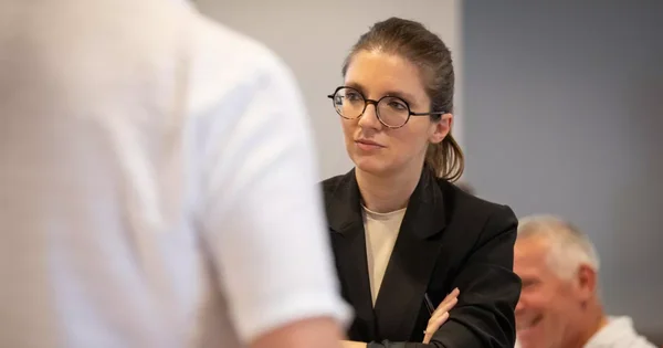 Aurore Bergé lors d'une réunion, le regard attentif.