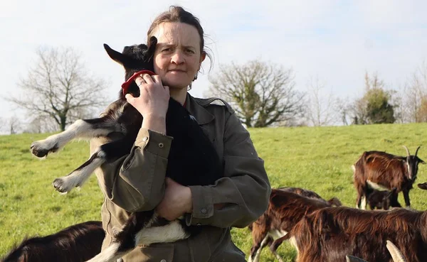 Une paysanne du Finistère avec son chevreau, ayant renoncé au RSA pour préserver sa santé mentale face aux contrôles.