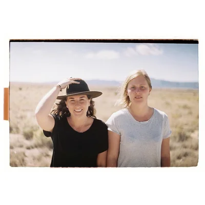 Elisa Routa dans un paysage désertique, photographiée avec une esthétique vintage.