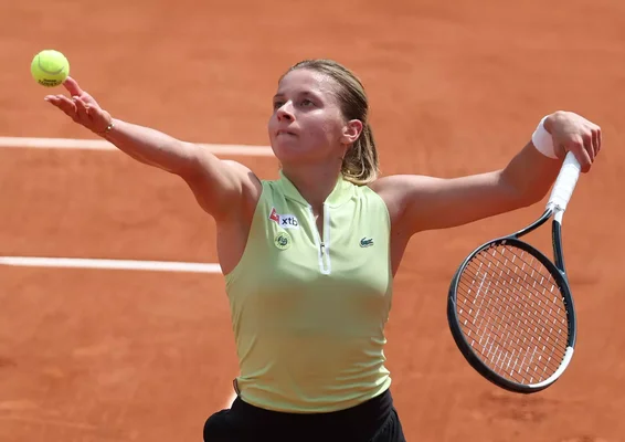Maja Chwalinska au service sur la terre battue de Roland-Garros.