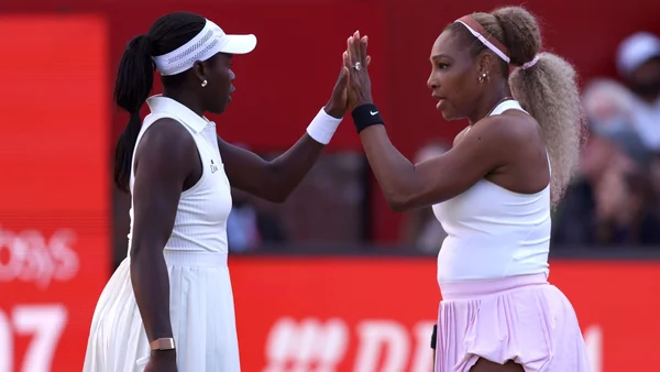 Serena Williams et sa partenaire célèbrent un point lors du tournoi de double au Queen's.