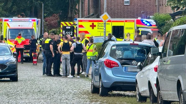 Ambulances et secouristes sur les lieux de la fusillade à Stade.