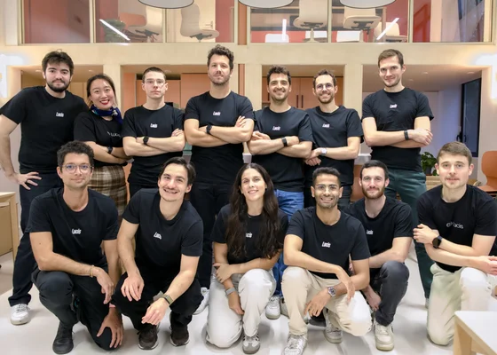 L'équipe de Lucis, startup soutenue par Y Combinator, posant en t-shirts noirs dans ses locaux.