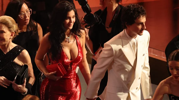 Kylie Jenner et un invité lors d'un événement mondain.