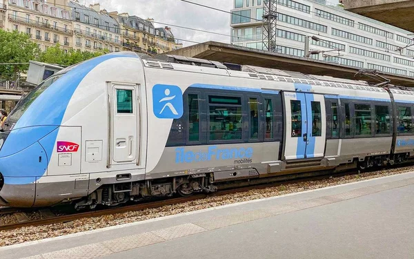 Train de la ligne J à l'arrêt en gare, illustrant les perturbations liées aux orages.