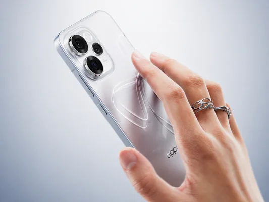 OPPO Reno 16 blanc tenu en main, révélant son module triple caméra et son design épuré