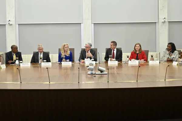 Les gouverneurs de la Réserve fédérale, dont Lisa Cook, lors d'une séance Fed Listens sur la transition vers l'économie post-pandémique.
