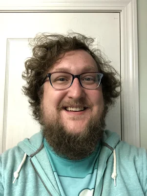Portrait de KC Green, auteur du célèbre mème « This is fine ».